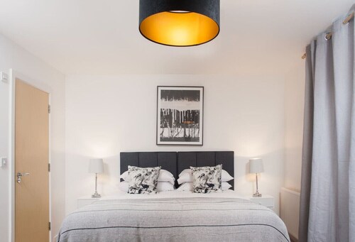 Clifton Jewel - 4 bed house w/parking. MyCityHaven