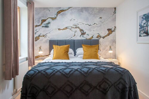 Clifton Jewel - 4 bed house w/parking. MyCityHaven