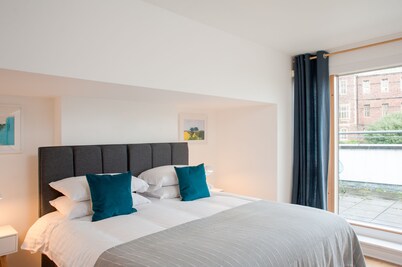 Clifton Jewel - 4 bed house w/parking. MyCityHaven