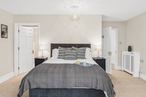 Desk, iron/ironing board, free WiFi, bed sheets - Stunning 2 bedroom apartment in fantastic location (Bristol)