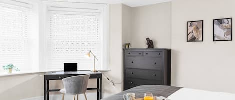 2 camere, una scrivania, ferro/asse da stiro, Wi-Fi gratuito