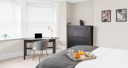 Stunning 2 bedroom apartment in fantastic location