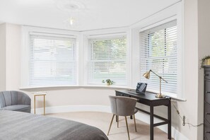 Bureau, fer et planche à repasser, Wi-Fi gratuit, draps fournis