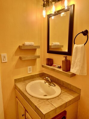 Combinazione doccia/vasca, asciugacapelli, asciugamani, sapone