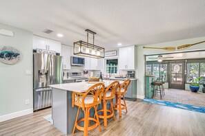 Fridge, microwave, stovetop, dishwasher - Canal-Front Outdoor Oasis: Home in Crystal Water (Crystal River)