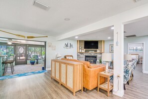 TV, fireplace, books - Canal-Front Outdoor Oasis: Home in Crystal Water (Crystal River)