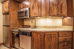 Fridge, microwave, oven, stovetop - Excellent Location - Smoky Mountain Resort - Family Friendly - Waterpark - Sleeps 12! (Gatlinburg)
