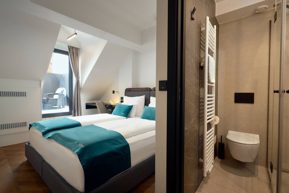 Kamar Double Deluks, teras | Seprai premium, selimut bulu angsa, dan meja kerja