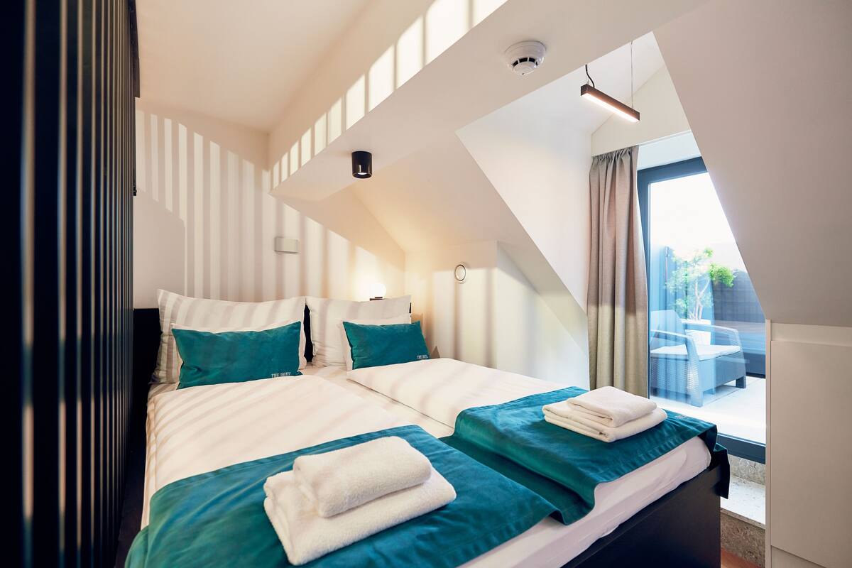 Studio Panorama | Seprai premium, selimut bulu angsa, dan meja kerja