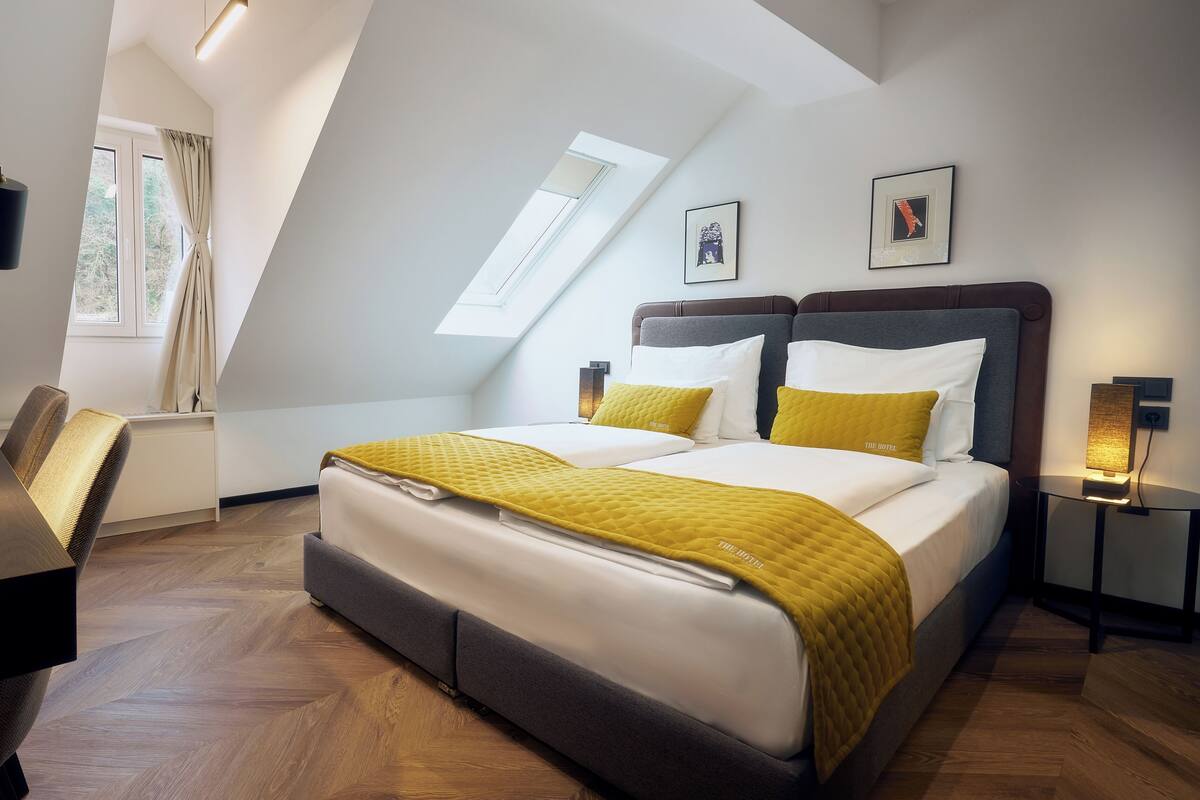 Kamar Double atau Twin Standar | Seprai premium, selimut bulu angsa, dan meja kerja