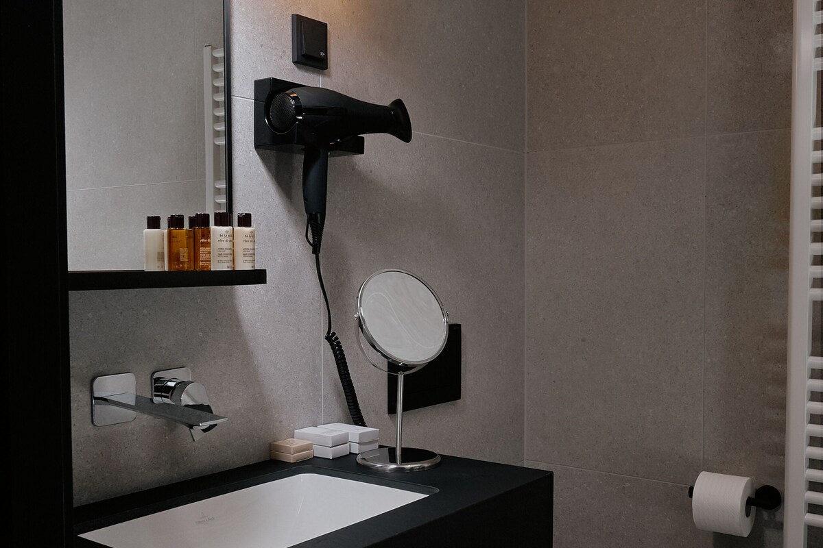 Badkamer | Gratis toiletartikelen, een haardroger, pantoffels, handdoeken