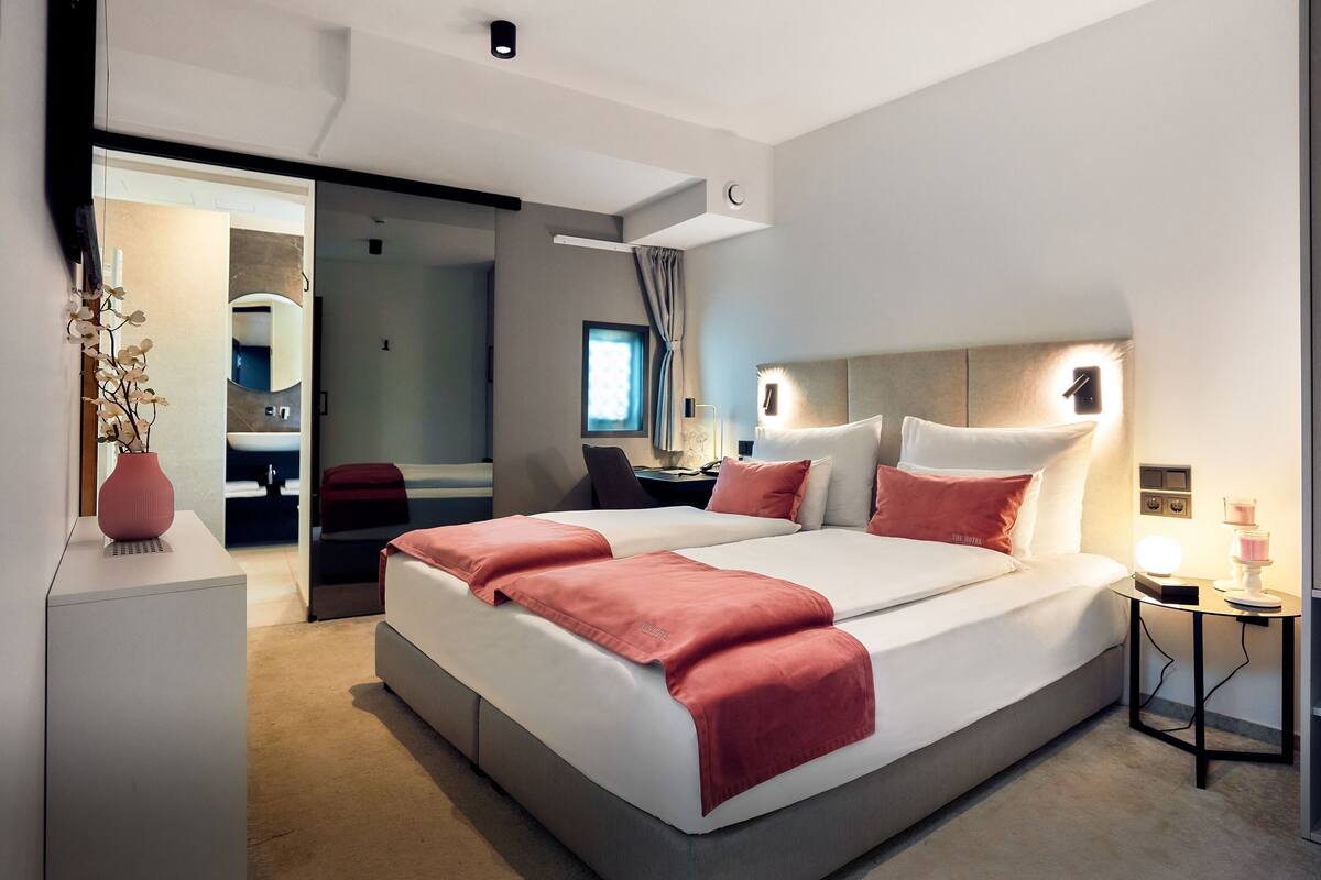 Kamar Double (without window) | Seprai premium, selimut bulu angsa, dan meja kerja