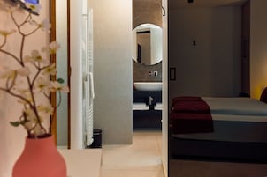 Quarto casal (without window) | Banheiro | Produtos de toalete grátis, secador de cabelo, chinelos 