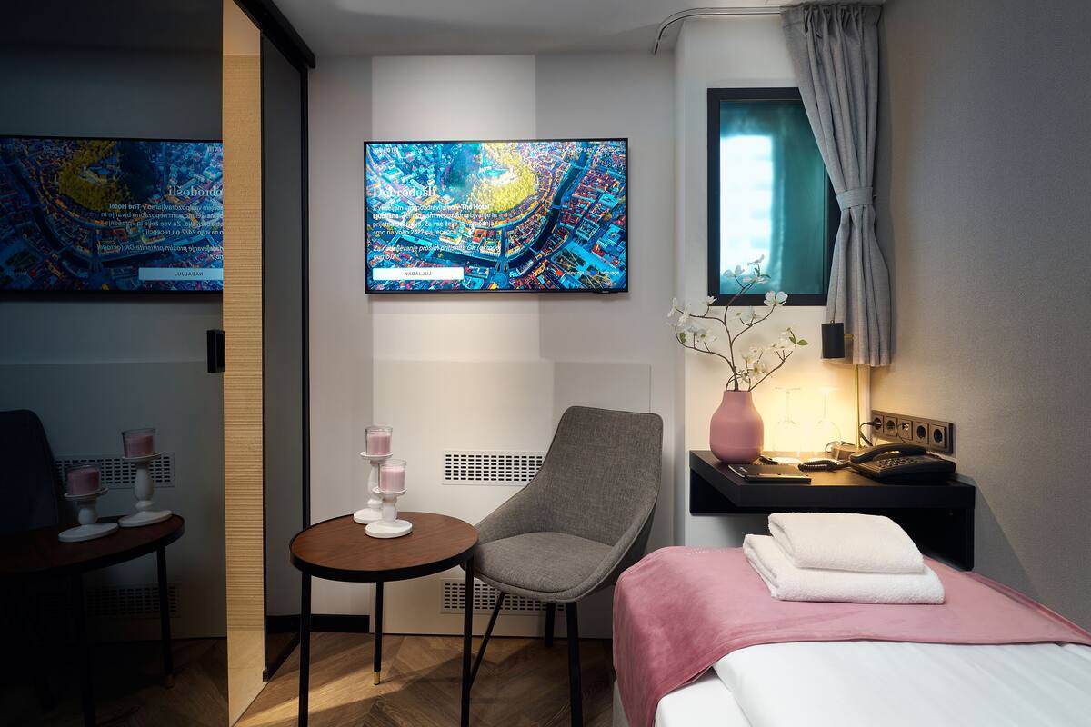 Single Interior Mirroring window room | Seprai premium, selimut bulu angsa, dan meja kerja