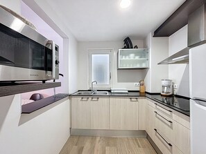 Fridge, microwave, oven, coffee/tea maker