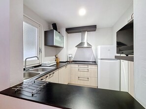 Køleskab, mikrobølgeovn, ovn, kaffe-/temaskine