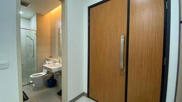 Combined shower/tub, bidet, towels, soap