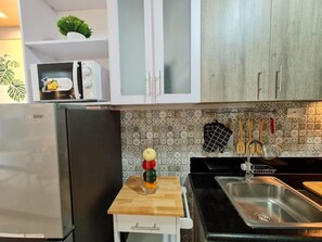 Fridge, stovetop