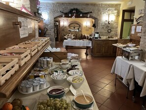 Free daily buffet breakfast  - Tenuta Sovestro - Agriturismo e Winery (San Gimignano)