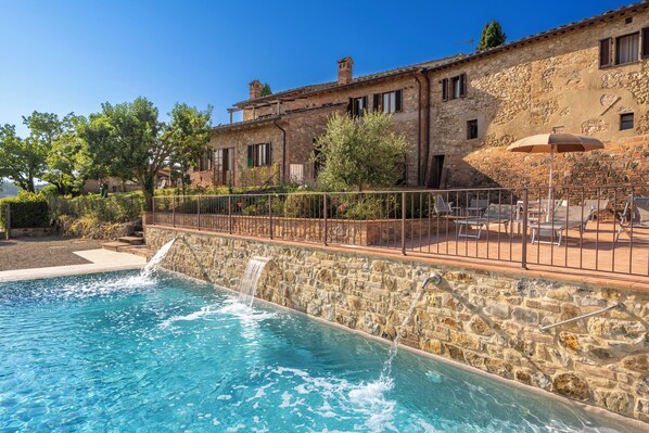 Seasonal outdoor pool, open 8:00 AM to 8:00 PM, pool umbrellas - Tenuta Sovestro - Agriturismo e Winery (San Gimignano)