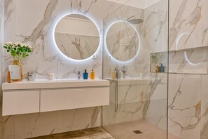 Dusche, Haartrockner, Handtücher, Seife