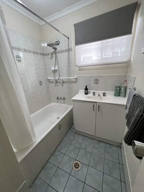 Combined shower/bathtub - Caboolture, Central Location, Sleeps 8 (Caboolture South)