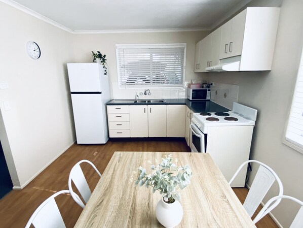 Microwave, oven, stovetop - Caboolture, Central Location, Sleeps 8 (Caboolture South)