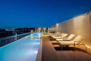 Una piscina al aire libre de temporada