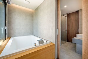 Ocean Suite Terrace - King | Deep soaking bathtub - Hotel Cielo (Siheung)