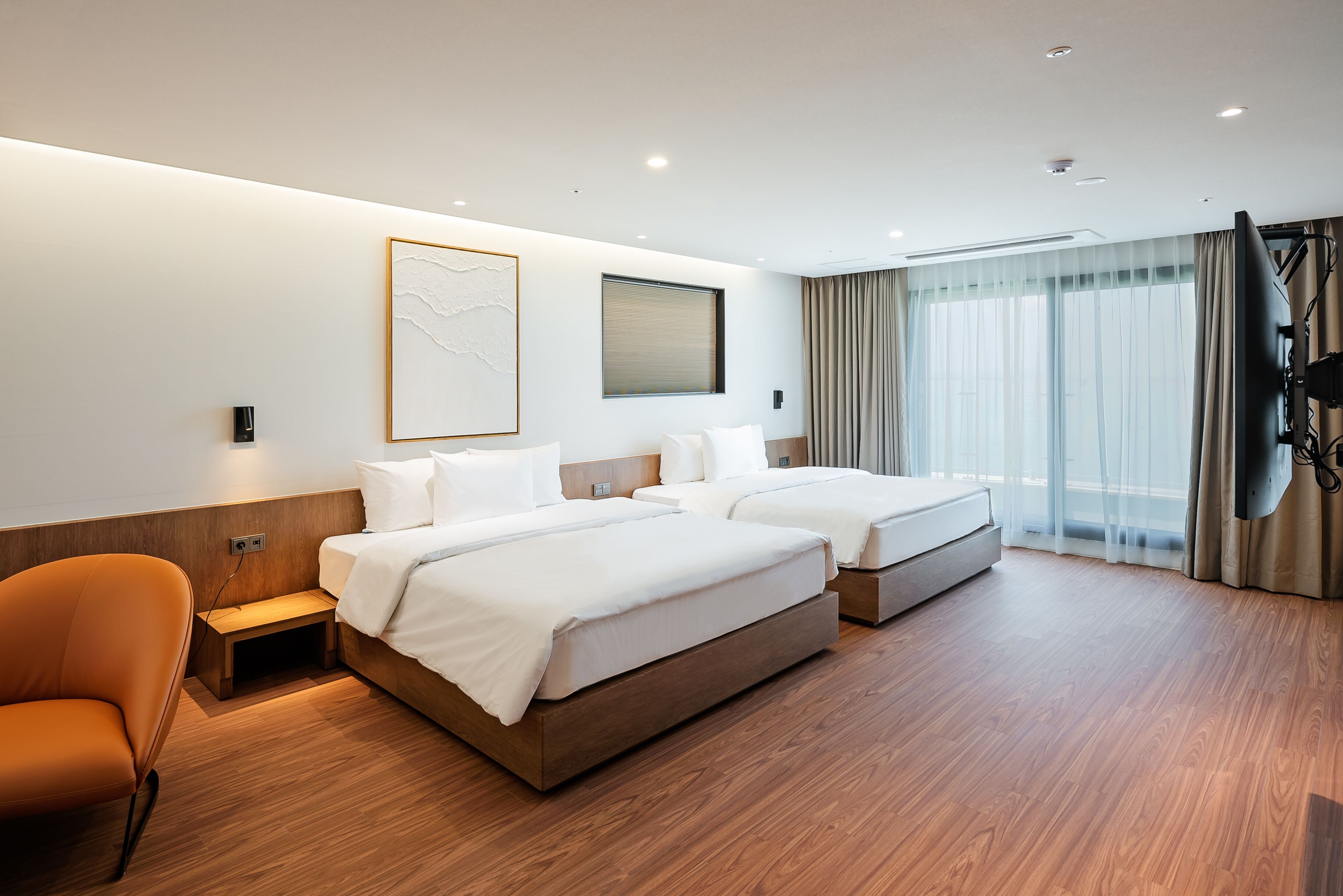 Ocean Suite King Twin | Premium bedding, down duvets, pillow-top beds, desk