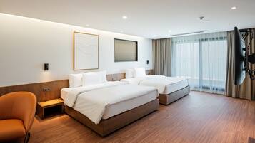 Ocean Suite King Twin | Premium bedding, down duvets, pillow-top beds, desk