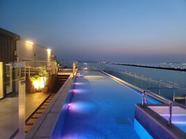 Una piscina al aire libre de temporada