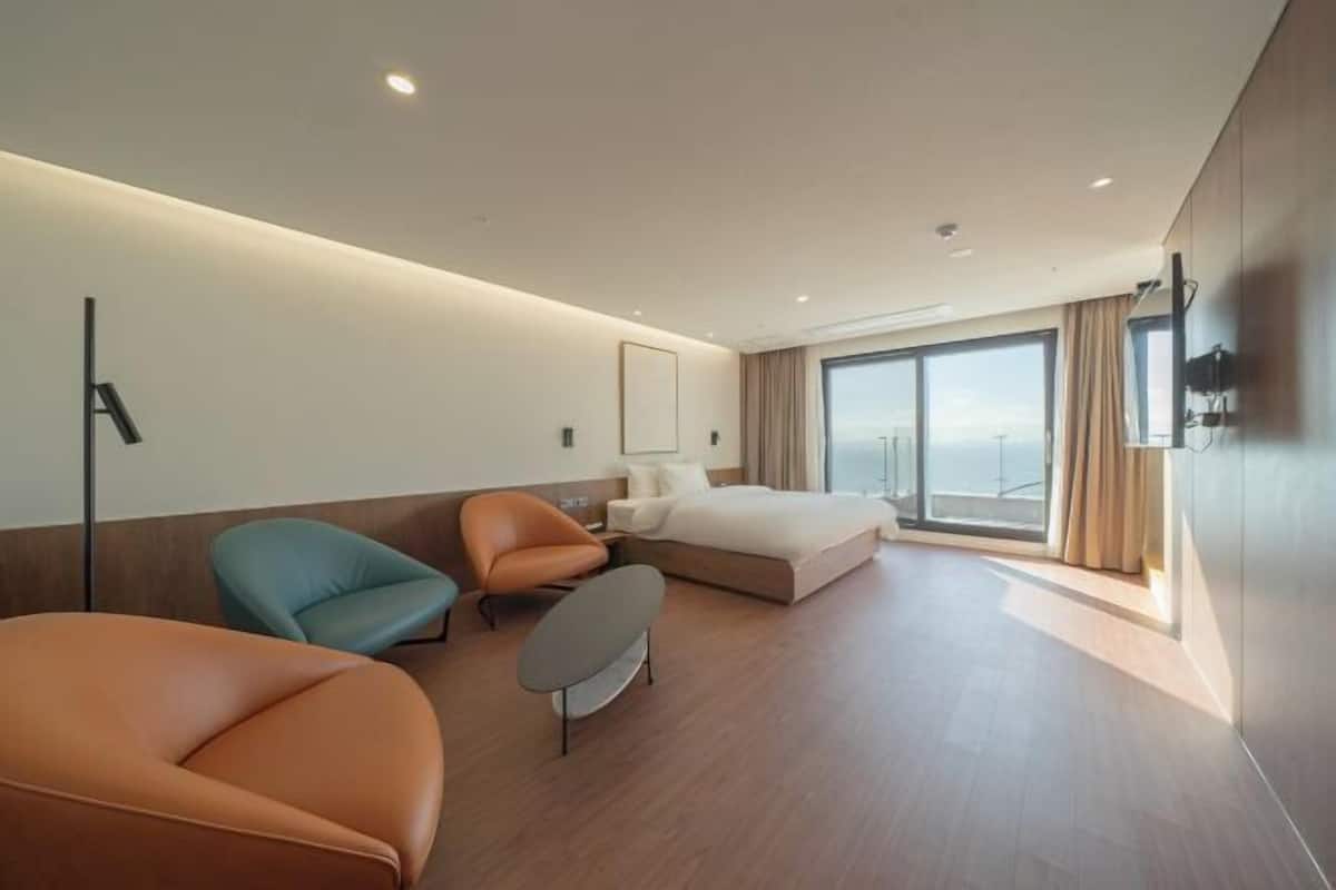 Hochwertige Bettwaren, Daunenbettdecken, Pillowtop-Betten, Schreibtisch