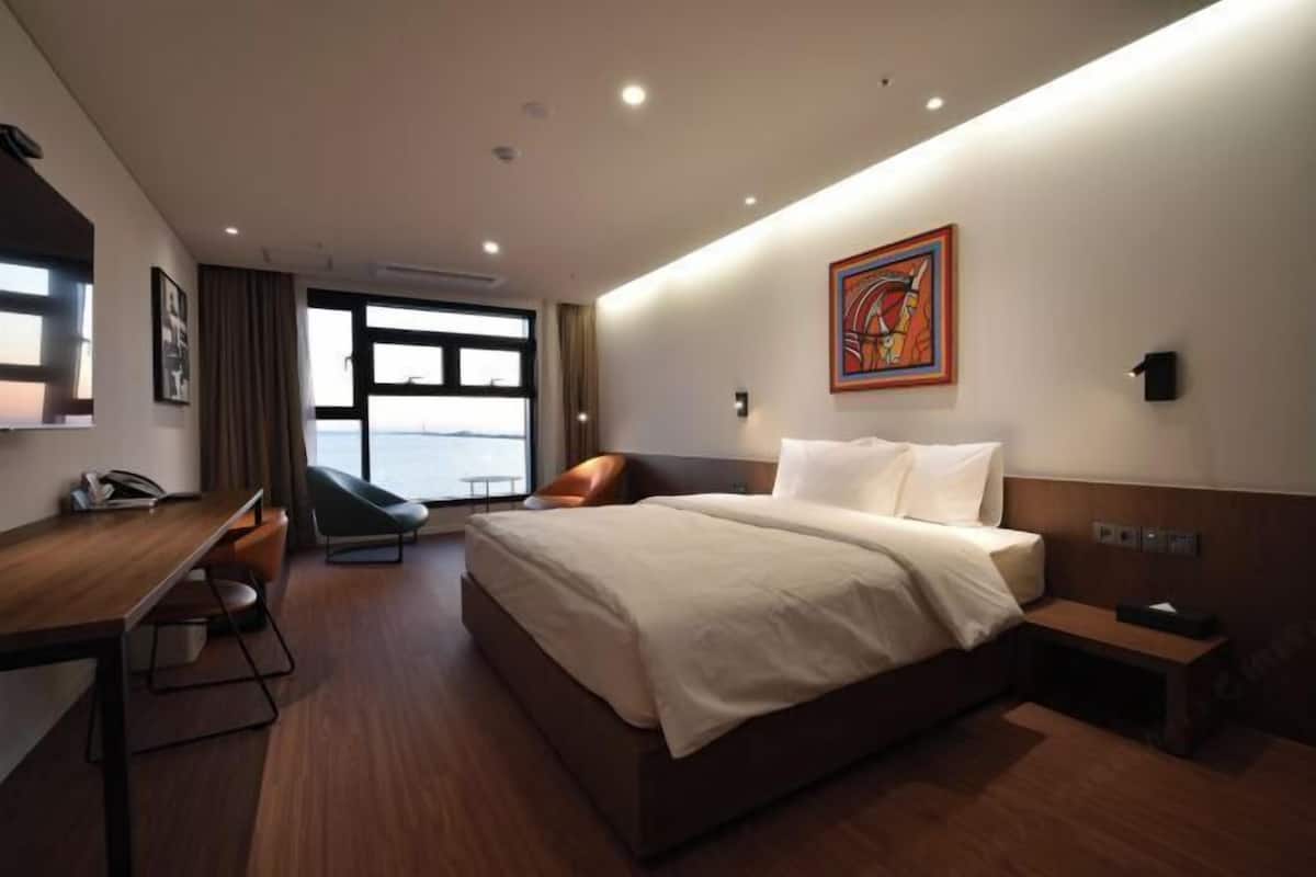 Luxe beddengoed, donzen dekbedden, pillowtop-bedden, een bureau