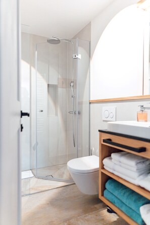 Shower, hair dryer, towels - Balcony suite with wonderful lake view (Frauenchiemsee)