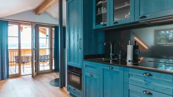 Frigorifero, microonde, forno, piano cottura