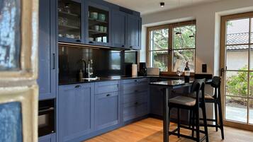 Kühlschrank, Mikrowelle, Ofen, Herdplatte