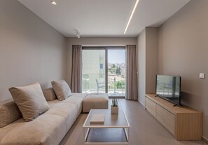 Noemie Luxury Suite 102 | Woonruimte | Een smart-tv