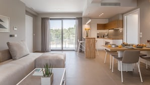 Eine moderne Wohnung mit Wohnzimmer, Essbereich und Küche.