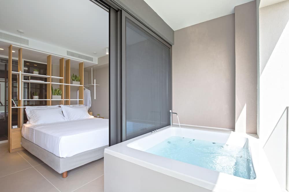 Noemie Luxury Suites - Paralia Tersanas