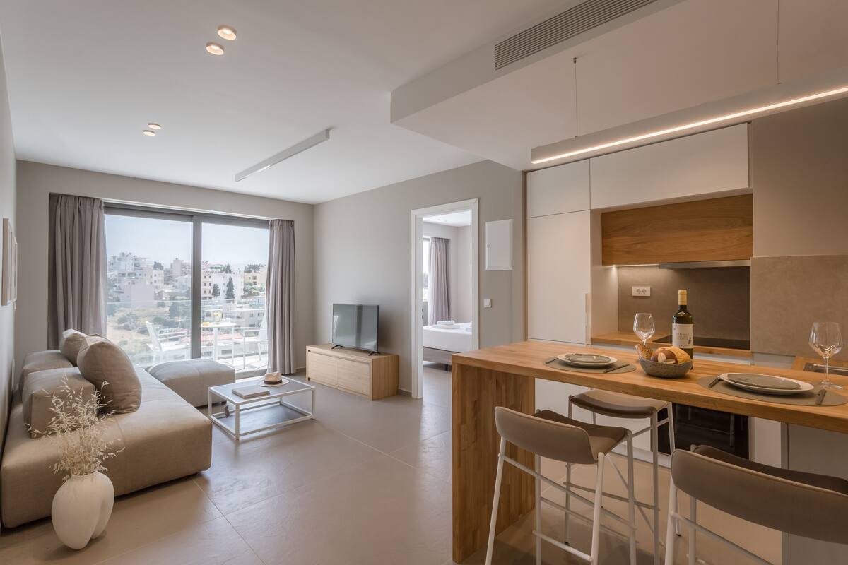 Un apartamento moderno con sala de estar, cocina y comedor.