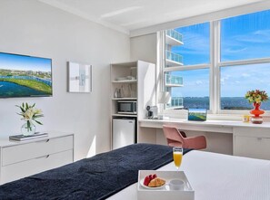 Planxa i posts de planxar, un bressol de viatge, wifi i roba de llit 