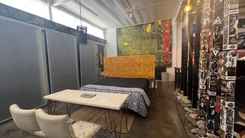 2 habitaciones, caja de seguridad en la habitación y escritorio