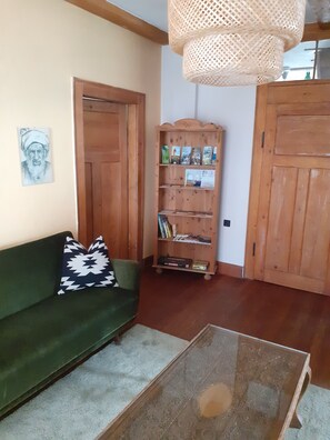 Fireplace, books - Cozy vacation apartment with tiled stove, near Heidelberg and the Black Forest (Bad Schönborn)