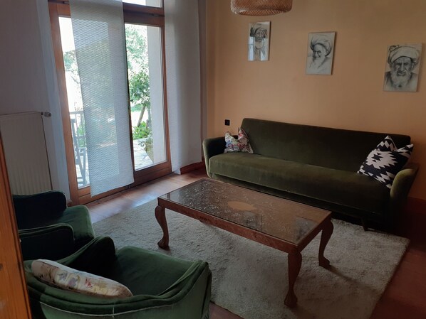 Fireplace, books - Cozy vacation apartment with tiled stove, near Heidelberg and the Black Forest (Bad Schönborn)