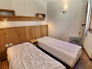 2 bedrooms, bed sheets