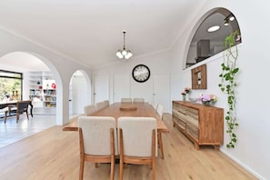 Dining - Sunshine Shores Absolute Waterfront (Sunshine)