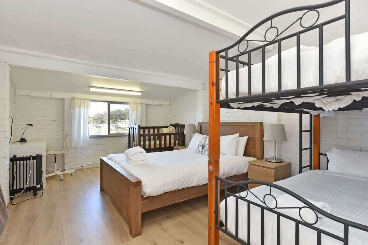 4 habitaciones, escritorio, tabla de planchar con plancha y wifi 