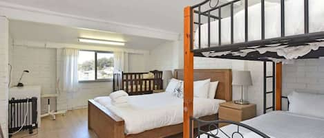 4 habitaciones, escritorio, tabla de planchar con plancha y wifi