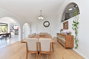 Dining - Sunshine Shores Absolute Waterfront (Sunshine)